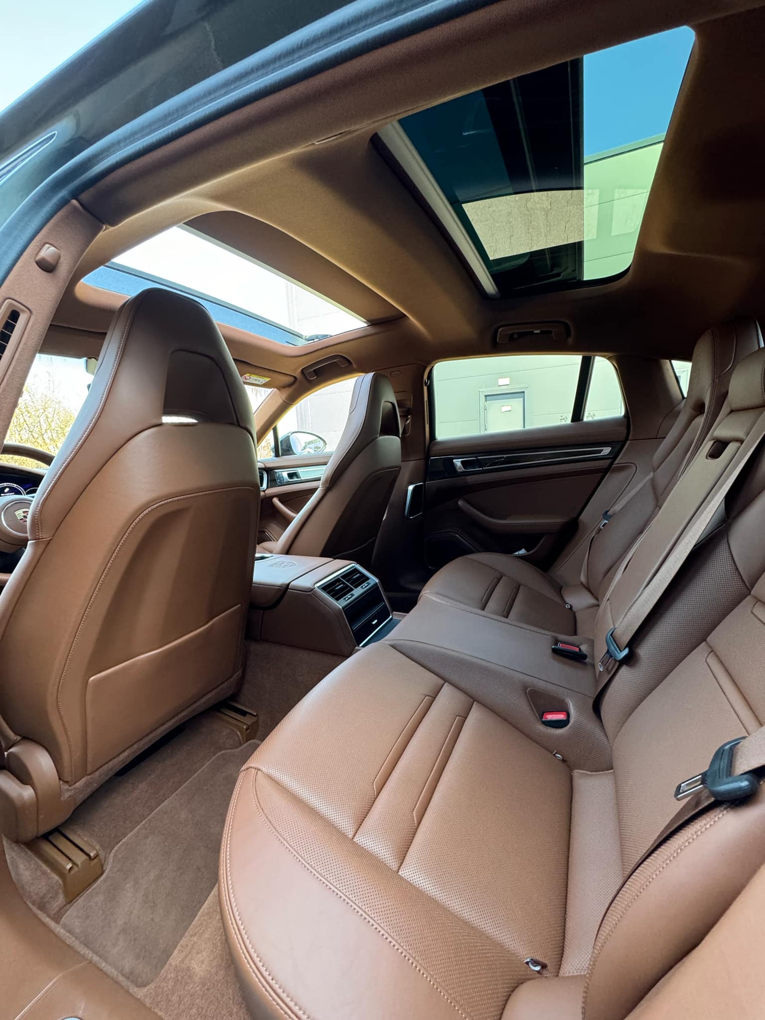 Oliwkowe, zjawiskowe Porsche Panamera - 5 osobowe