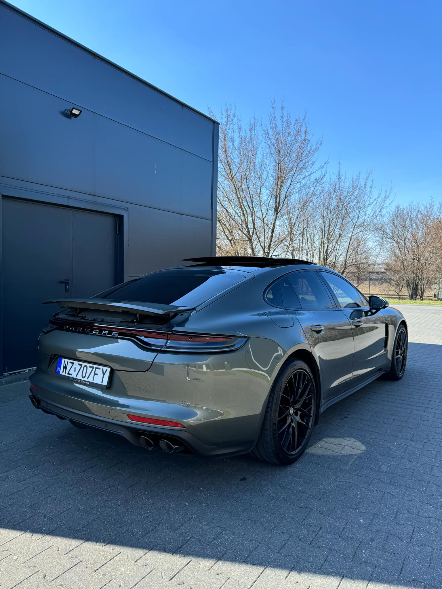 Oliwkowe, zjawiskowe Porsche Panamera - 5 osobowe