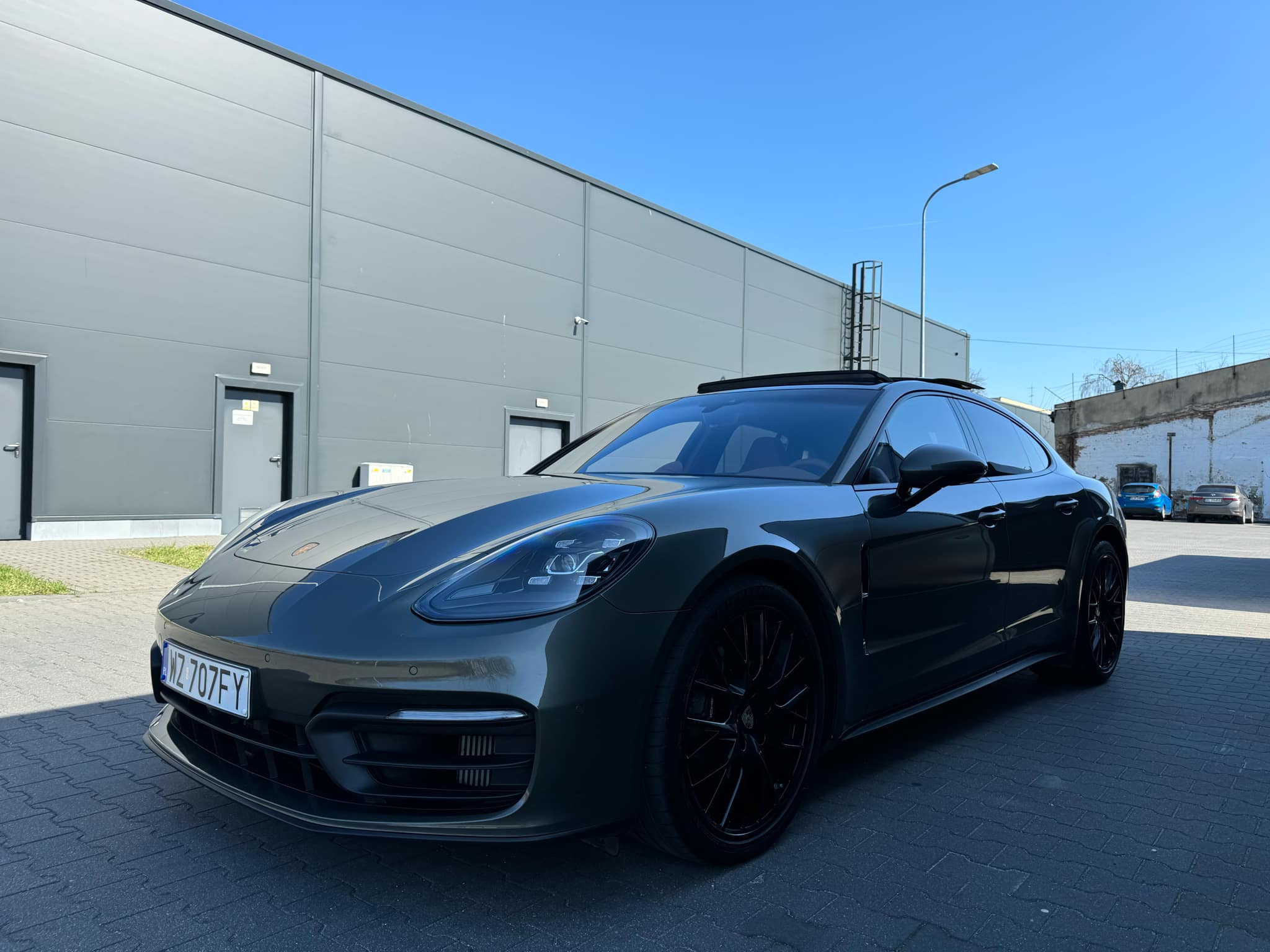 Oliwkowe, zjawiskowe Porsche Panamera - 5 osobowe