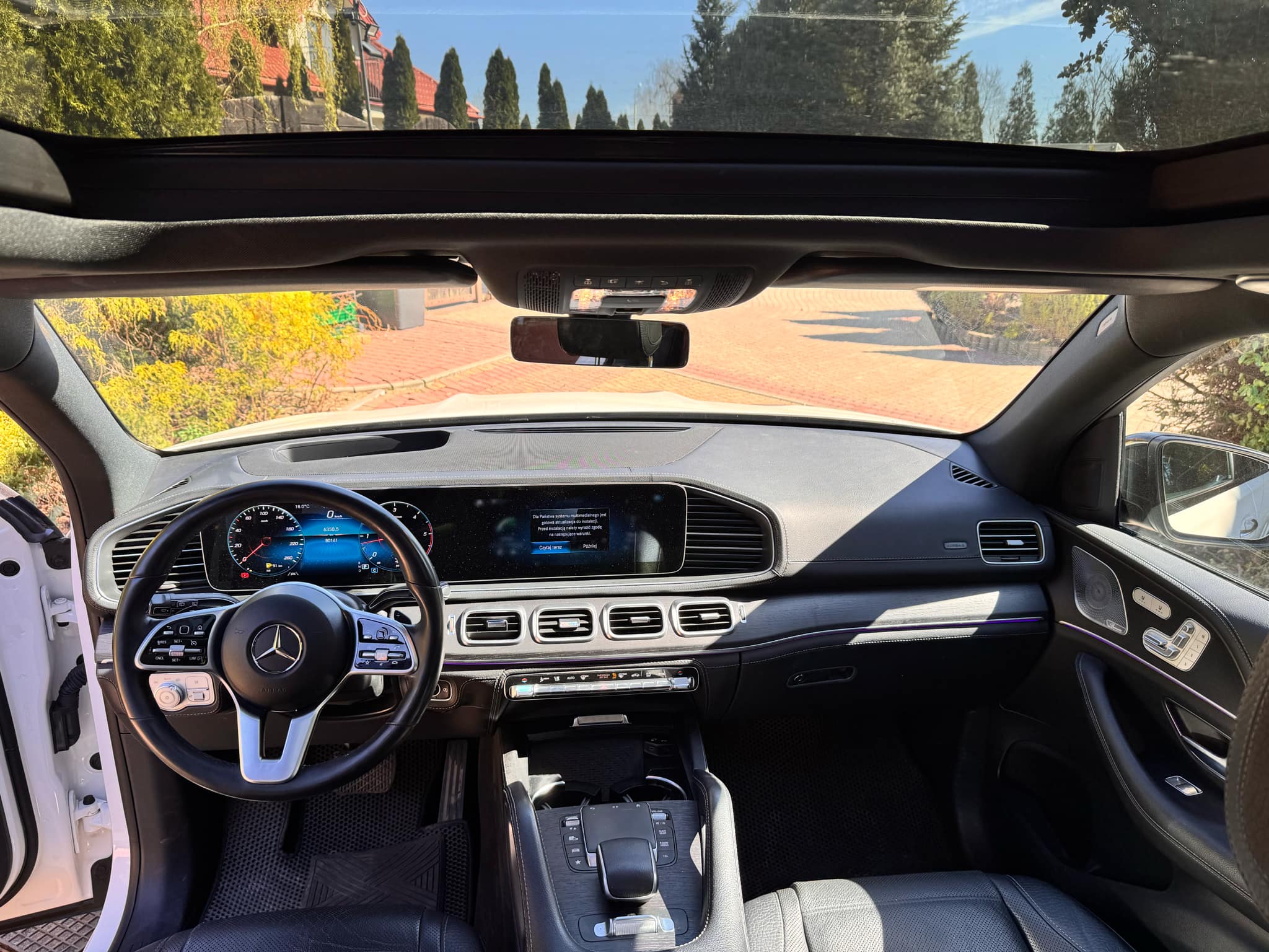Biały Mercedes GLE Suv