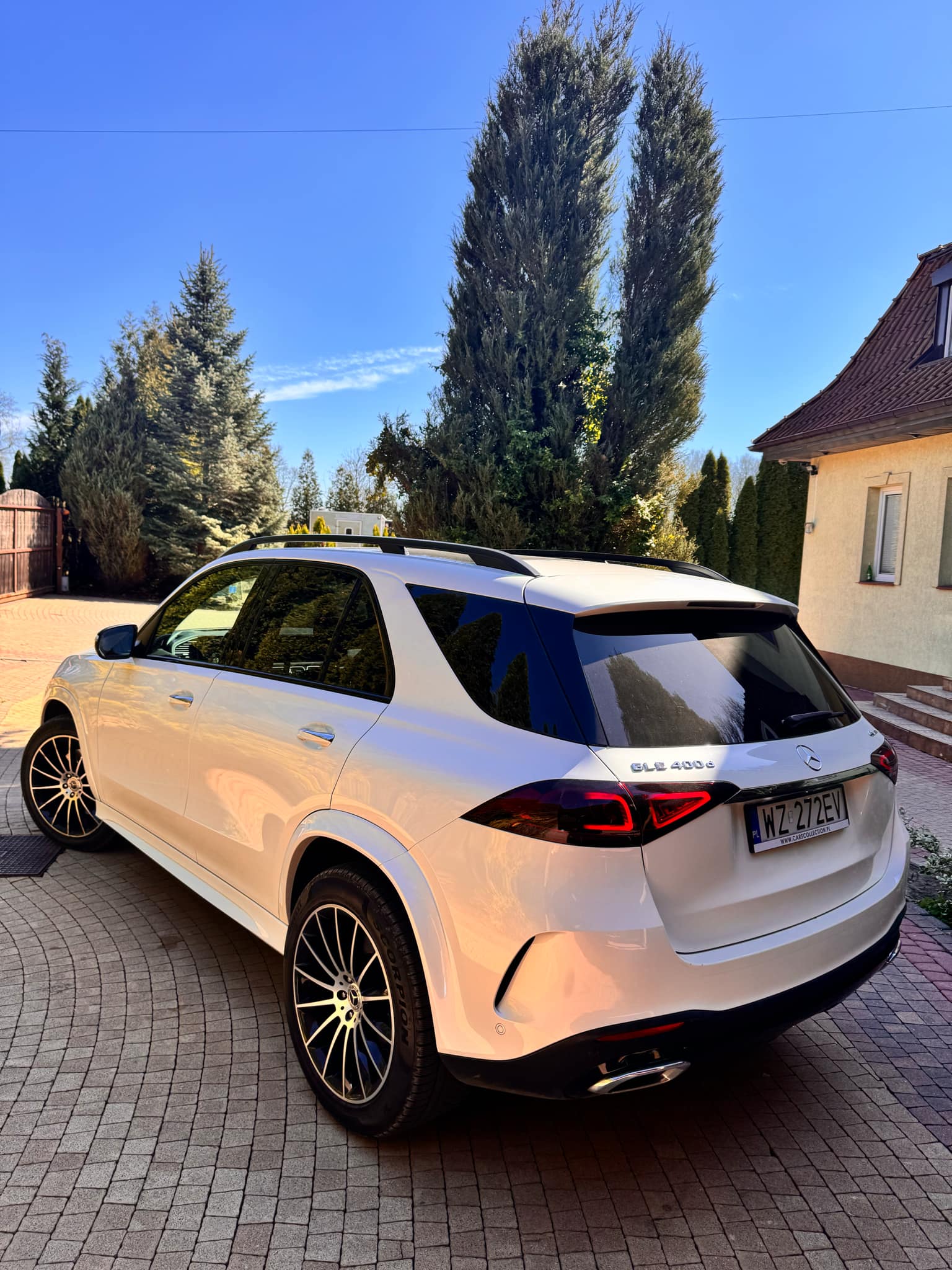 Biały Mercedes GLE Suv