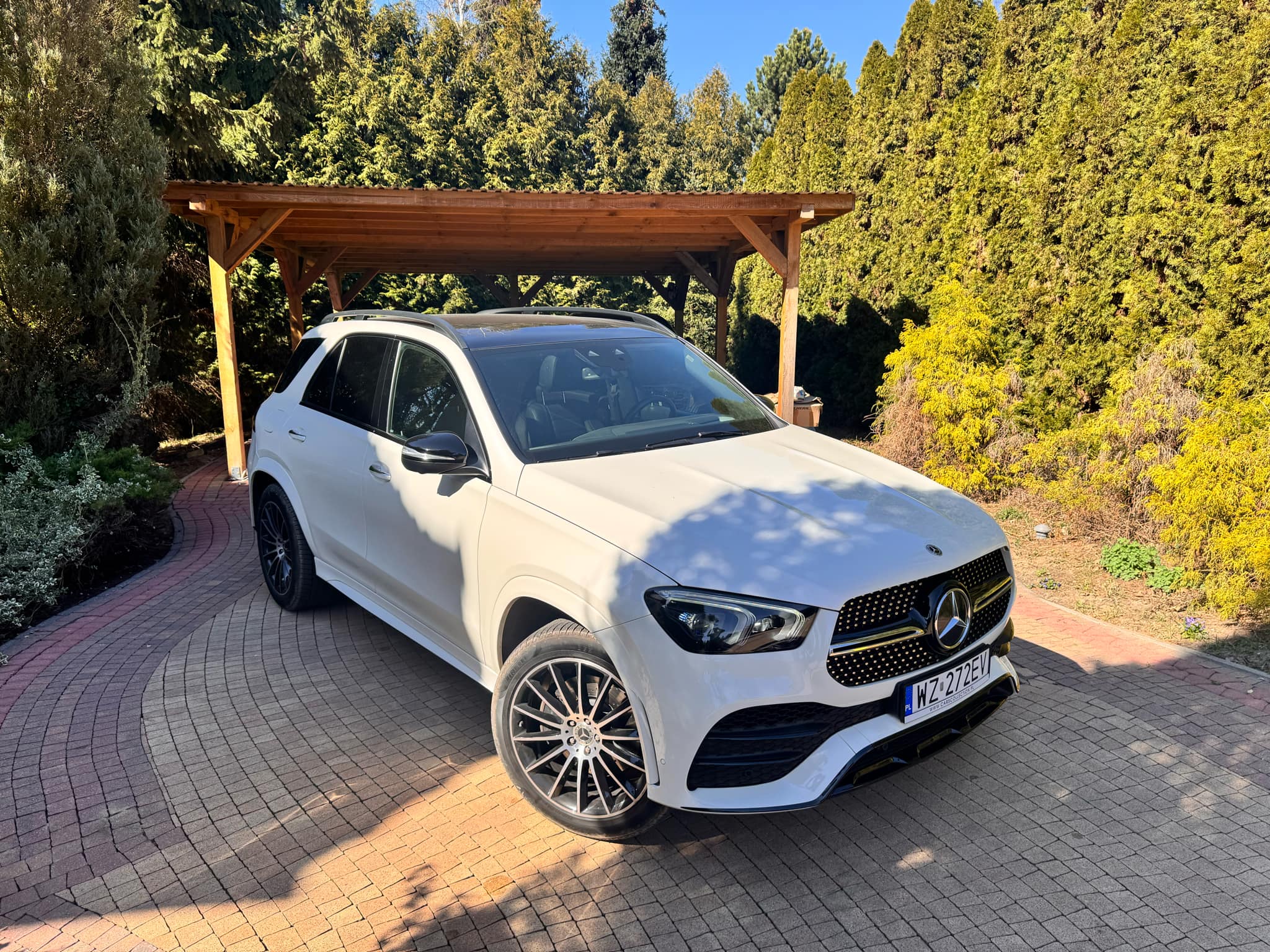 Biały Mercedes GLE Suv