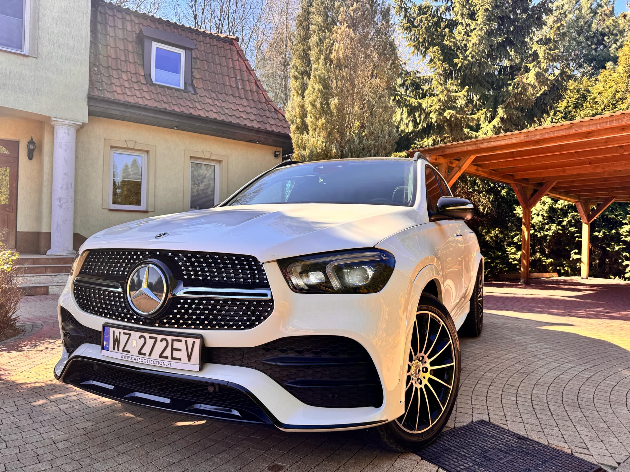 Biały Mercedes GLE Suv