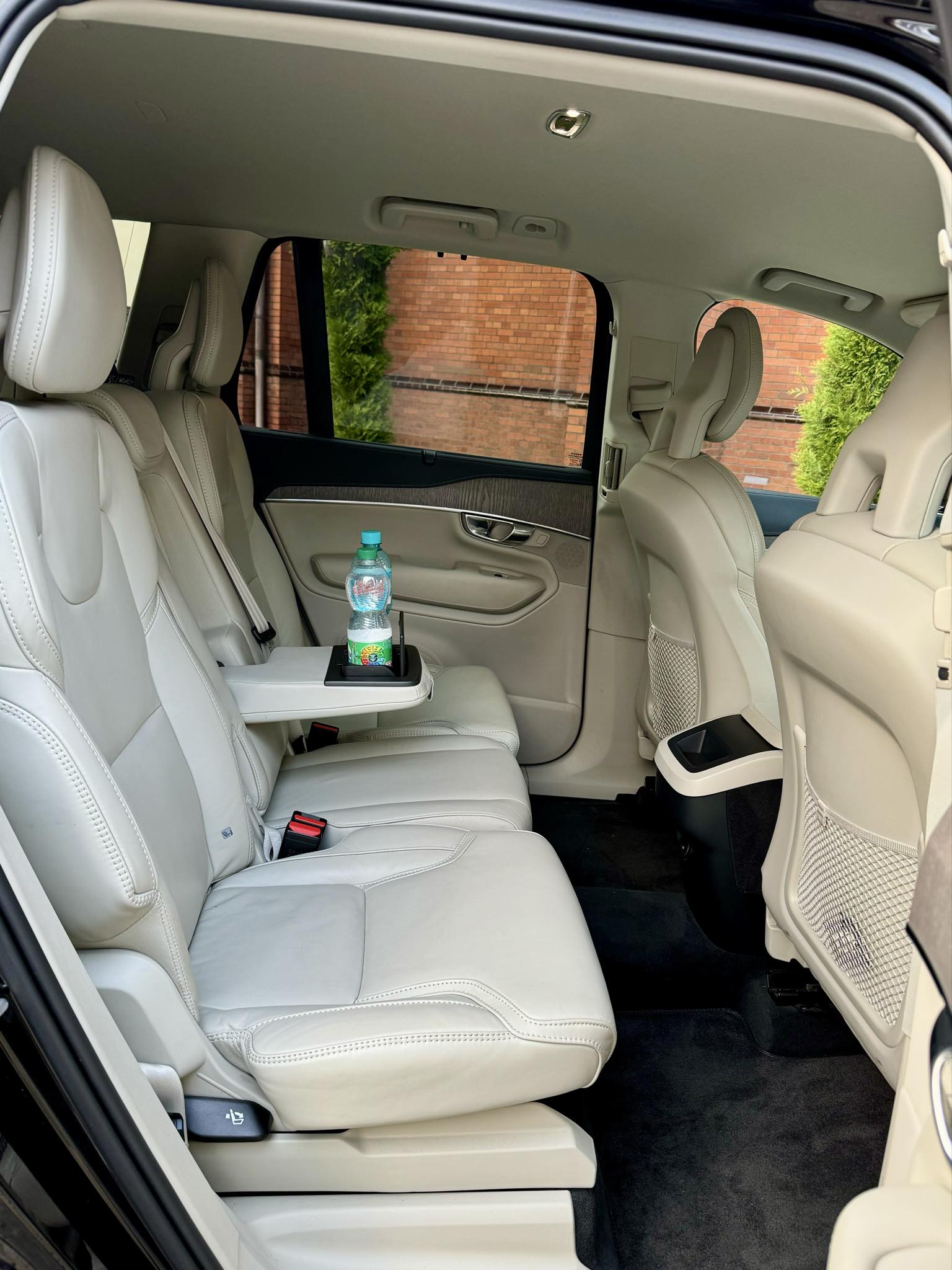Czarne Volvo Xc90 R-design jasne wnętrze