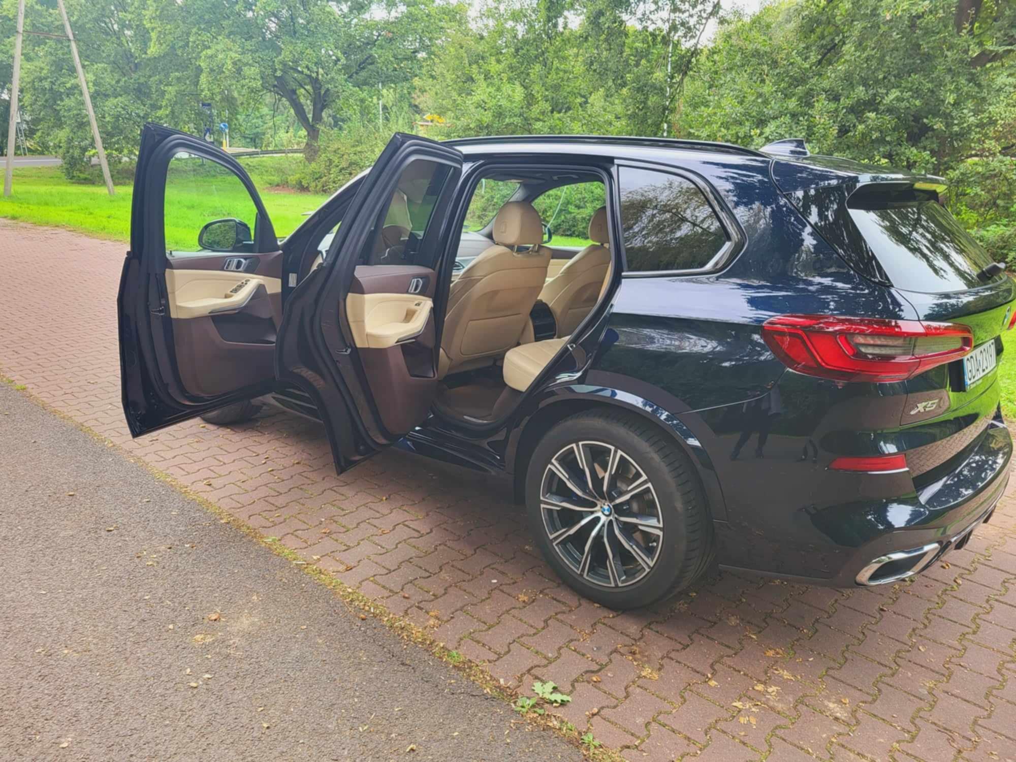 Czarne Bmw X5 G05 jasne wnętrze
