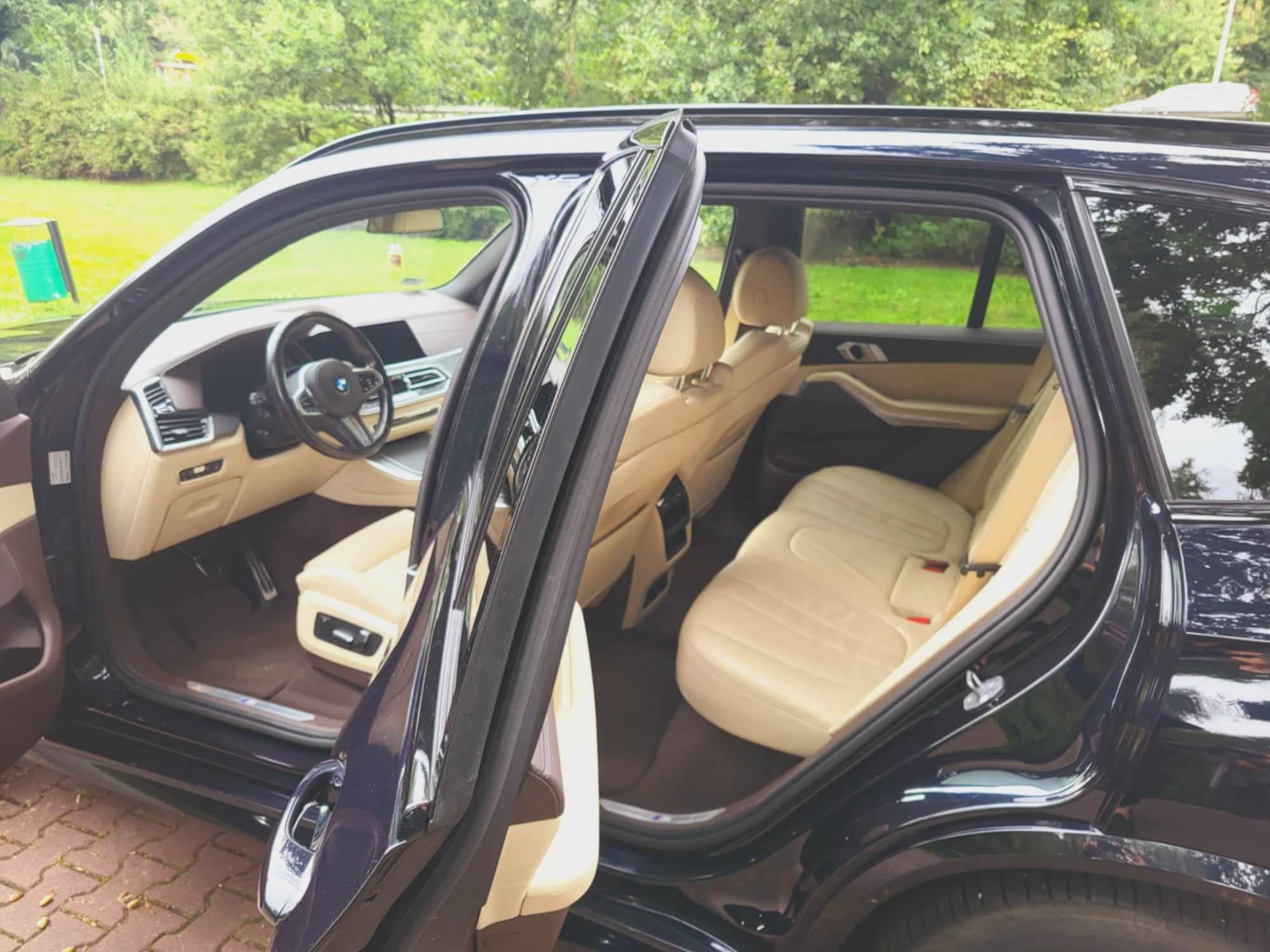 Czarne Bmw X5 G05 jasne wnętrze