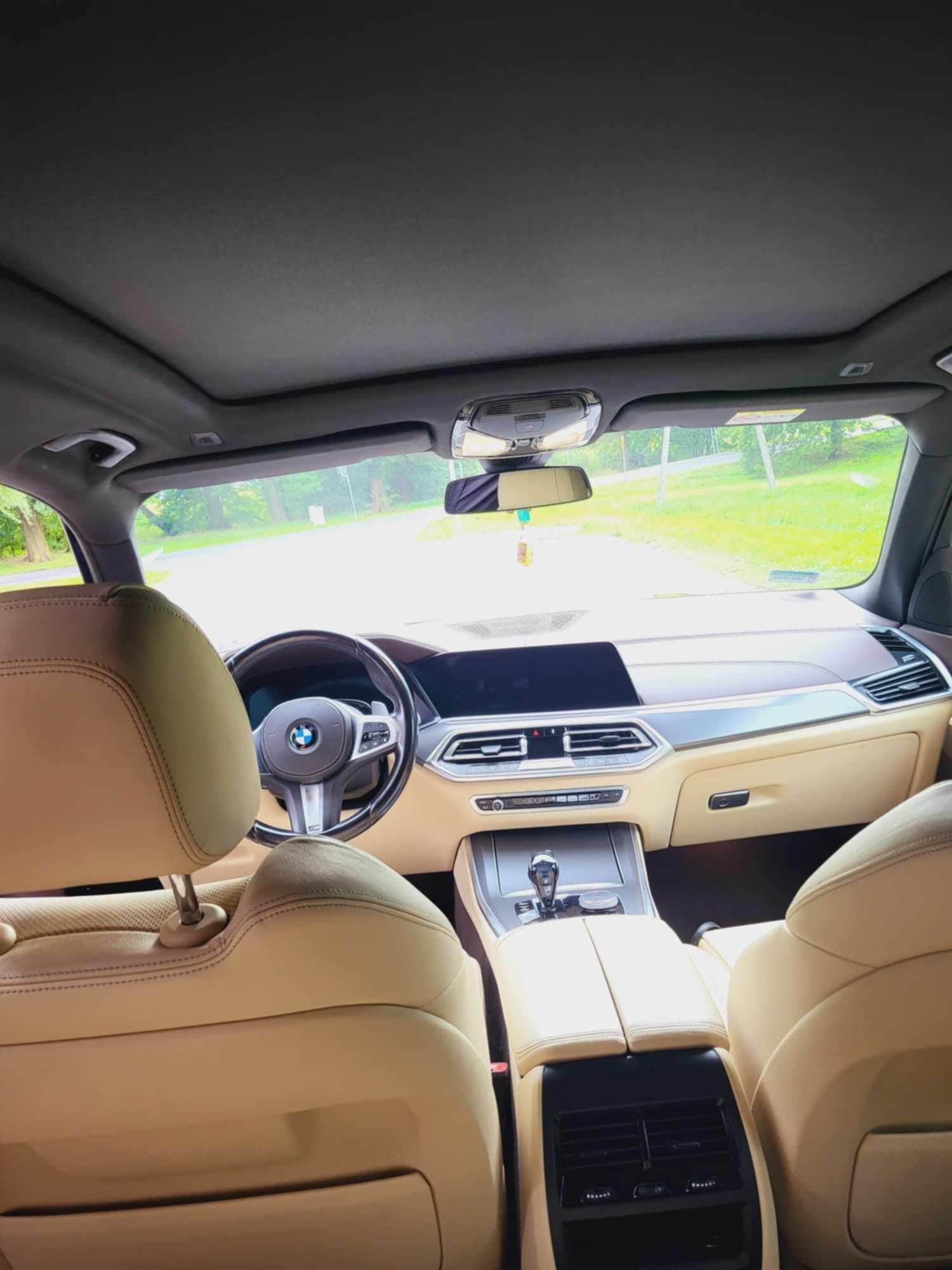 Czarne Bmw X5 G05 jasne wnętrze