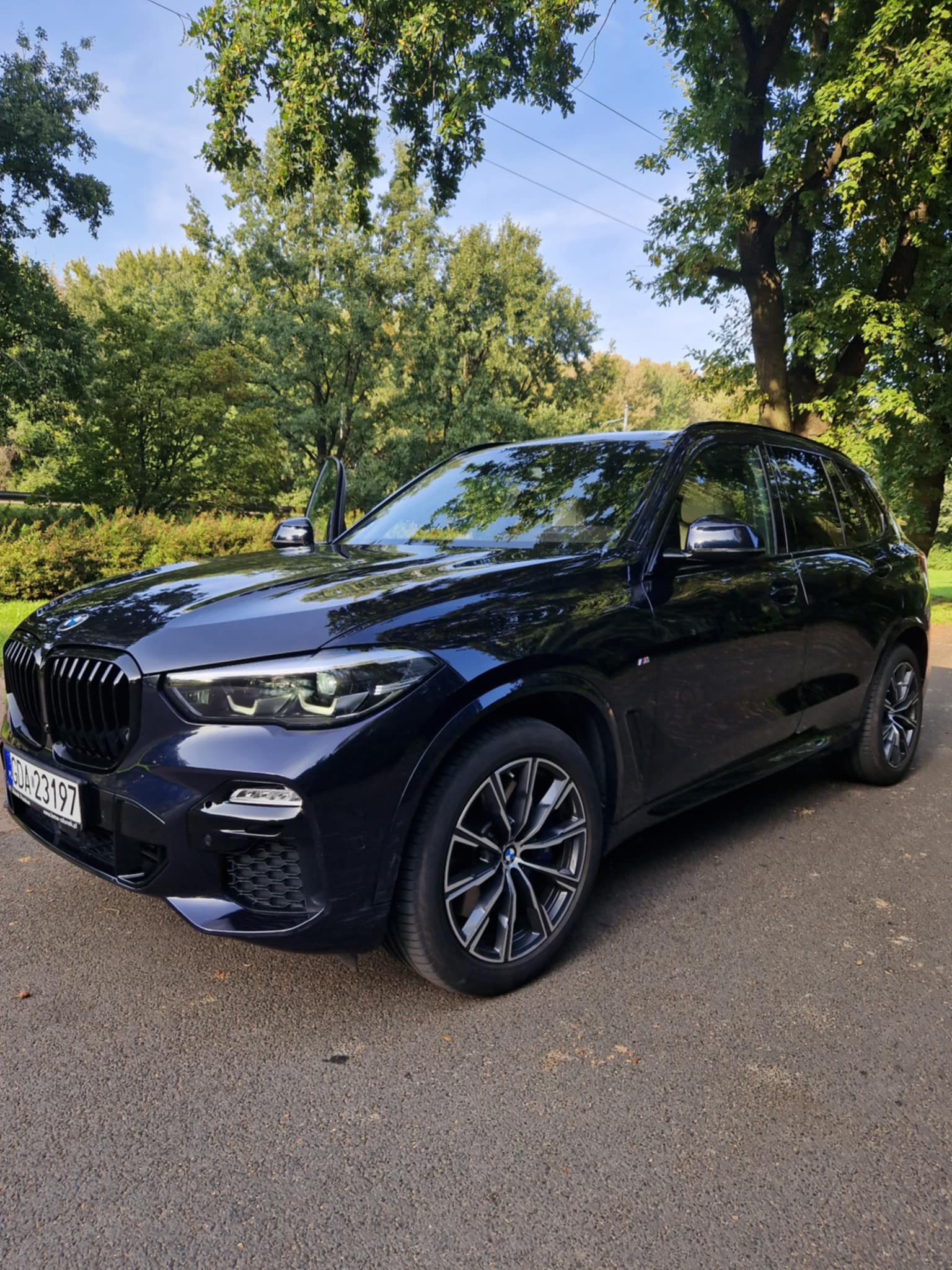 Czarne Bmw X5 G05 jasne wnętrze