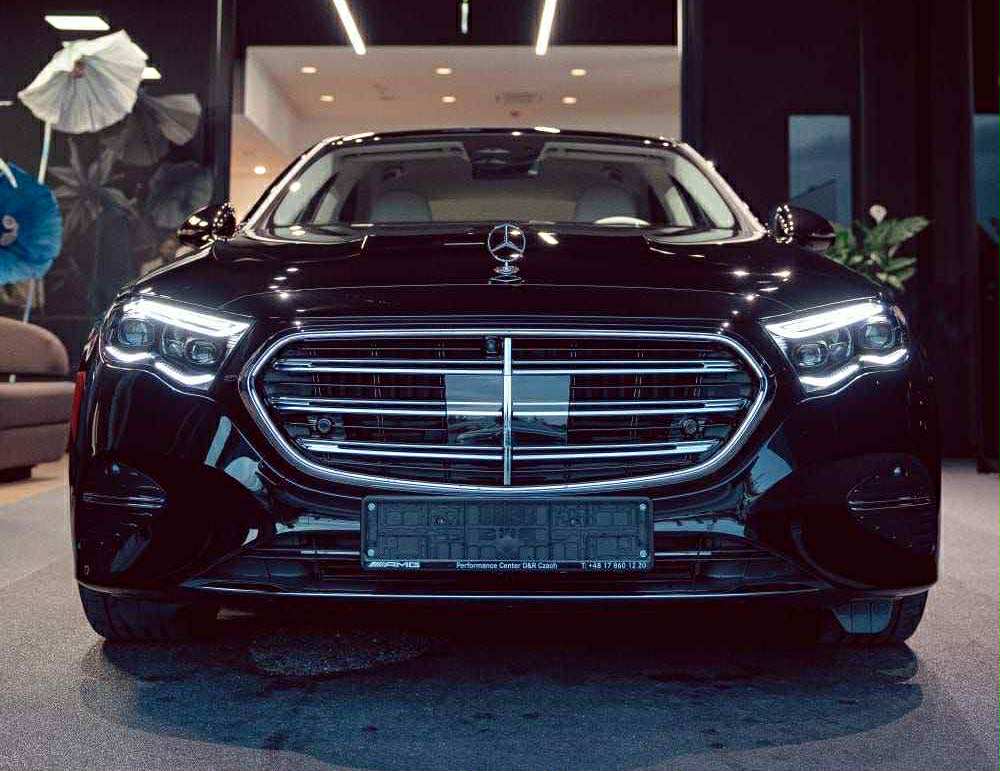 Najnowszy czarny Mercedes E class w214, jasne wnętrze !