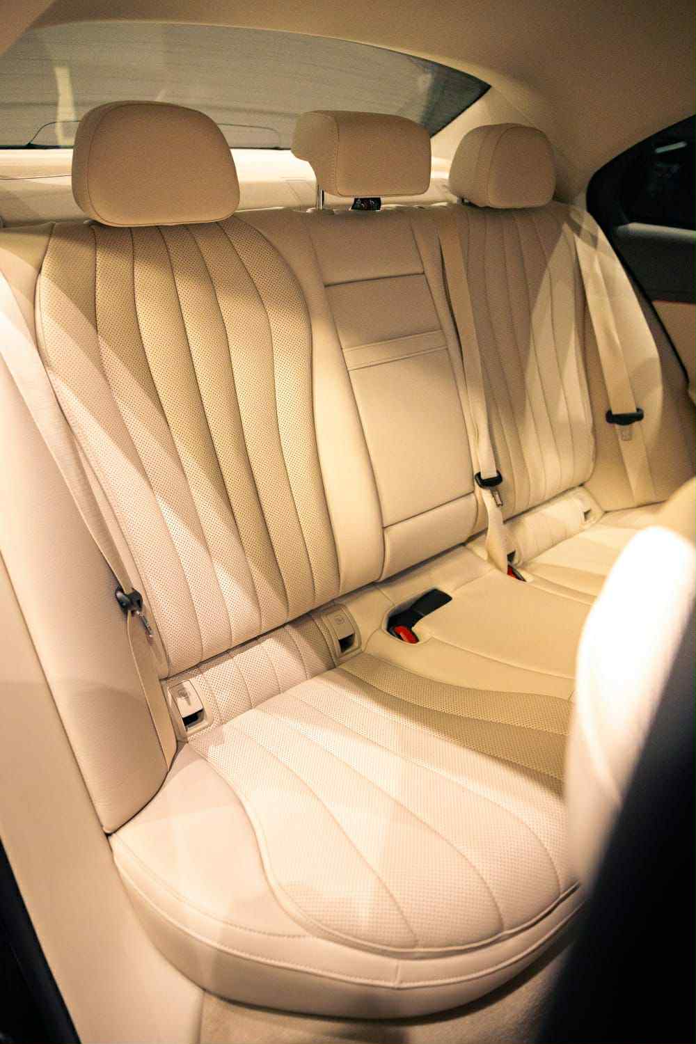 Najnowszy czarny Mercedes E class w214, jasne wnętrze !