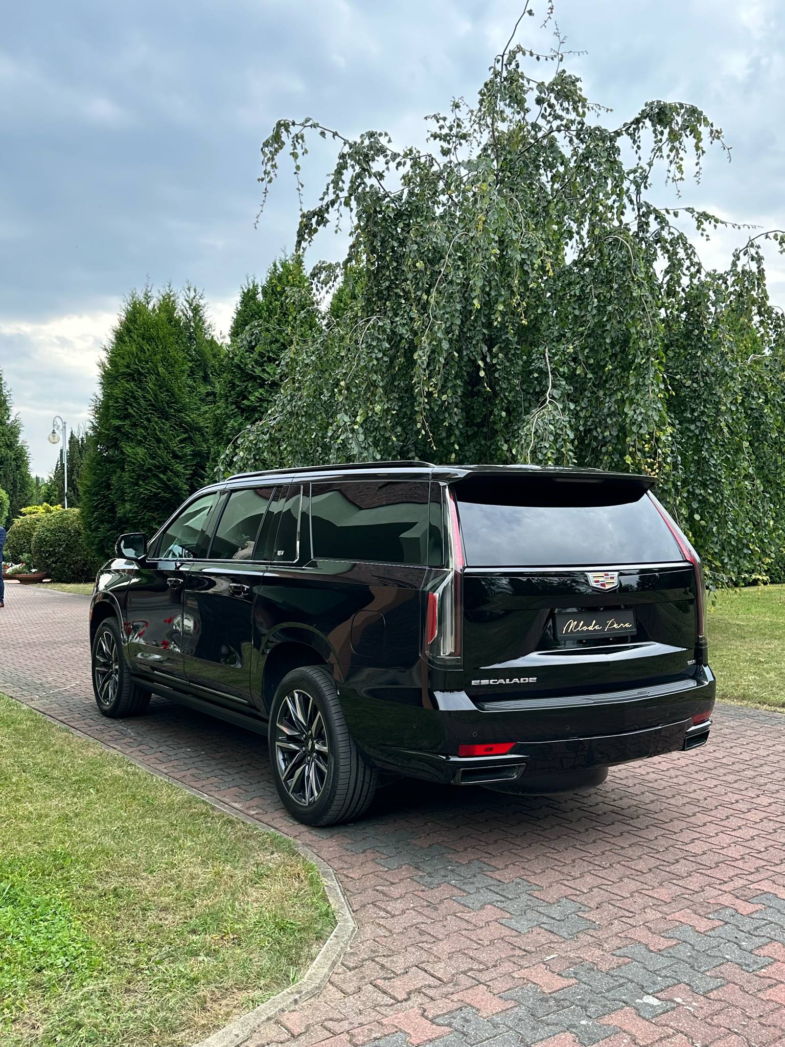 Najnowszy, czarny Cadillac Escalade 6.2 v8 7-osobowy - LUXUS w ogromnym stylu !