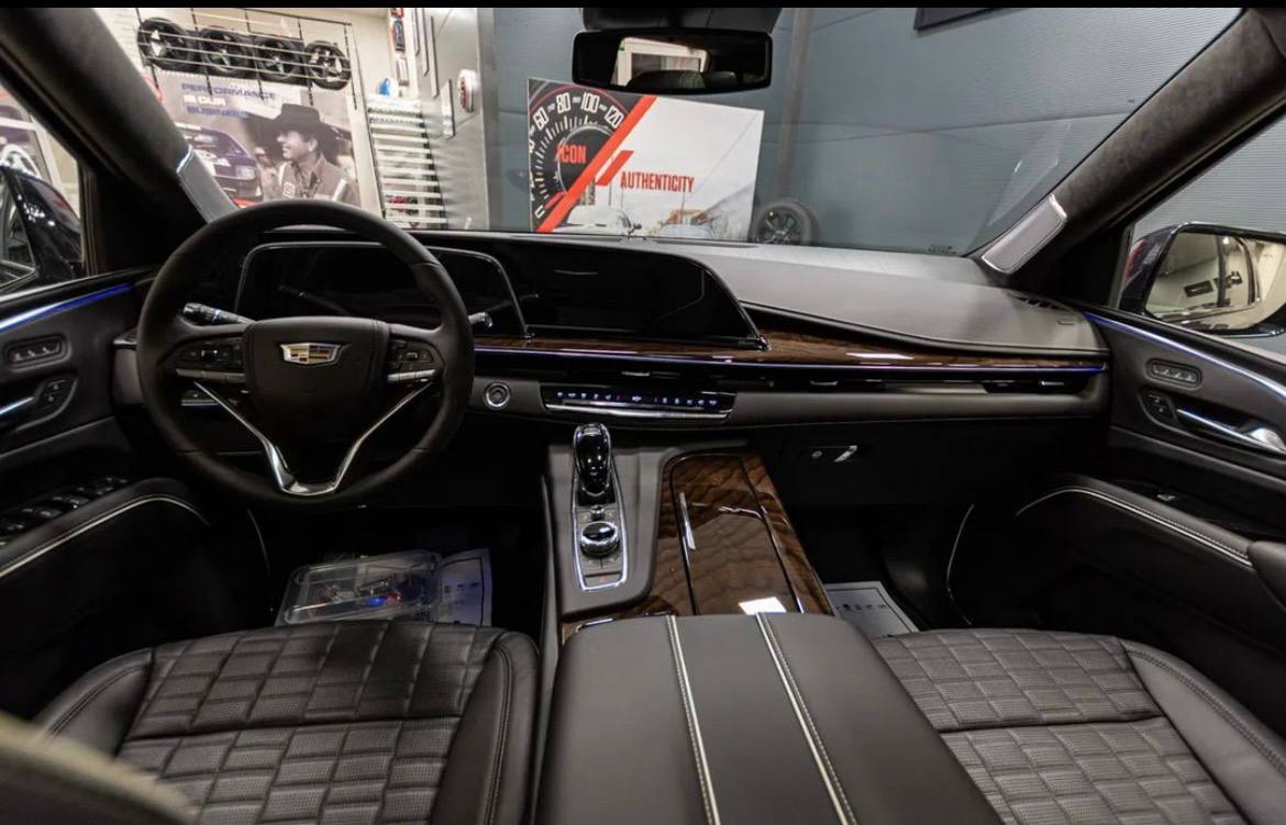 Najnowszy, czarny Cadillac Escalade 6.2 v8 7-osobowy - LUXUS w ogromnym stylu !