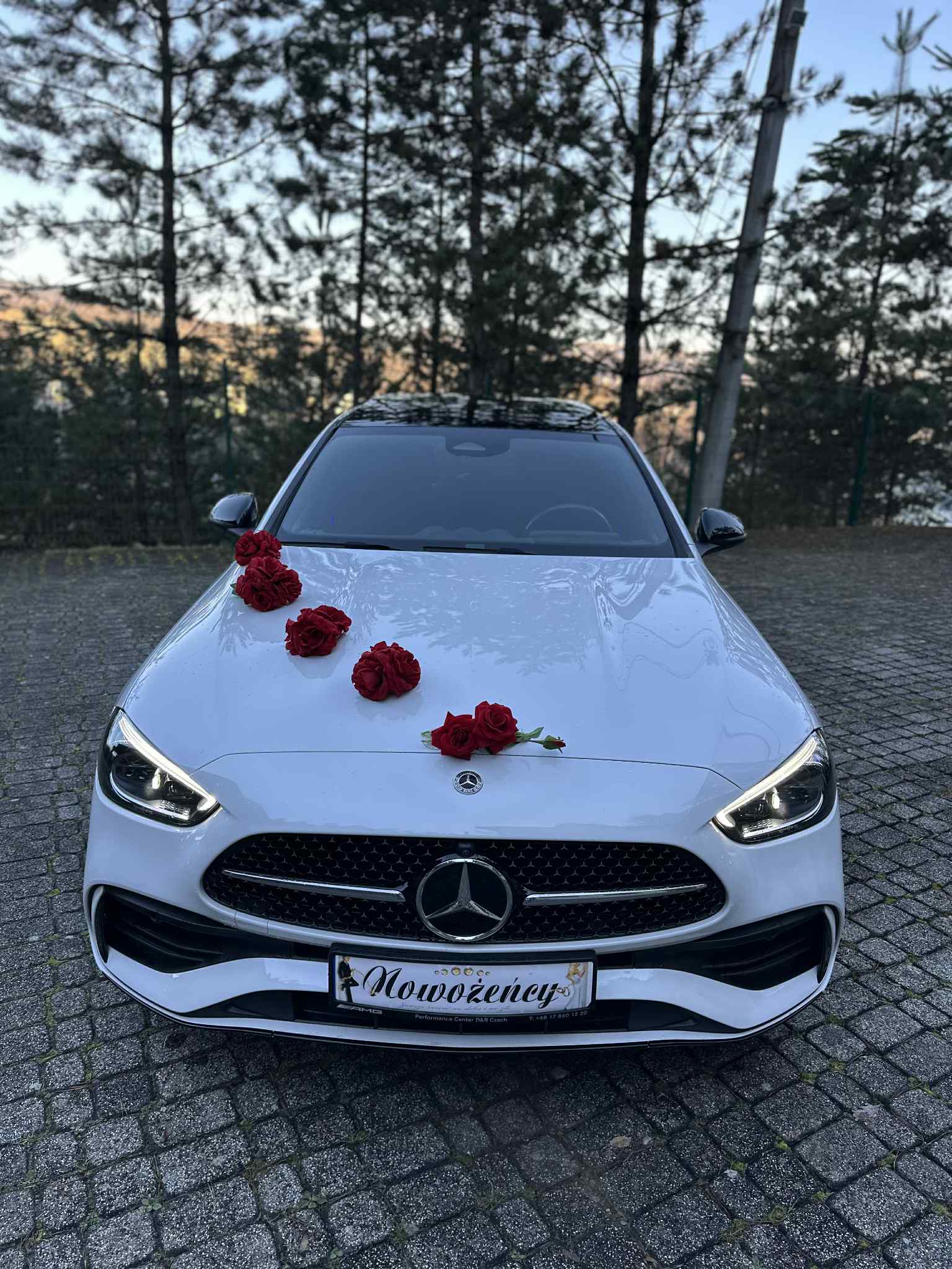 Piękny, biały Mercedes klasy C w206 w pakiecie amg