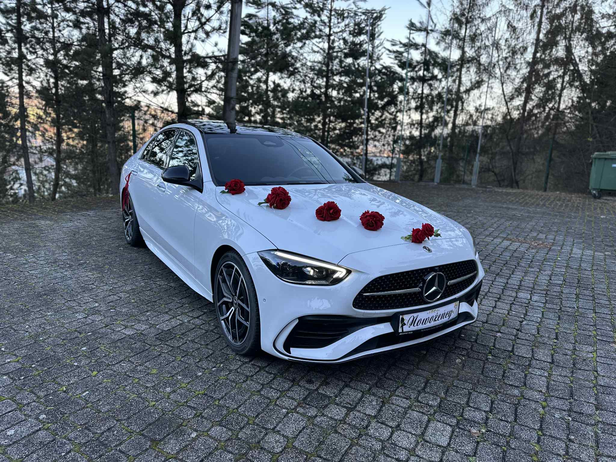 Piękny, biały Mercedes klasy C w206 w pakiecie amg