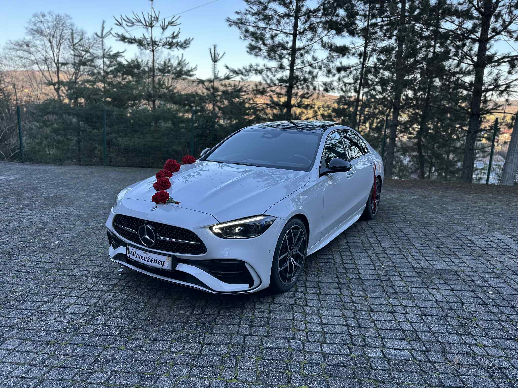 Piękny, biały Mercedes klasy C w206 w pakiecie amg