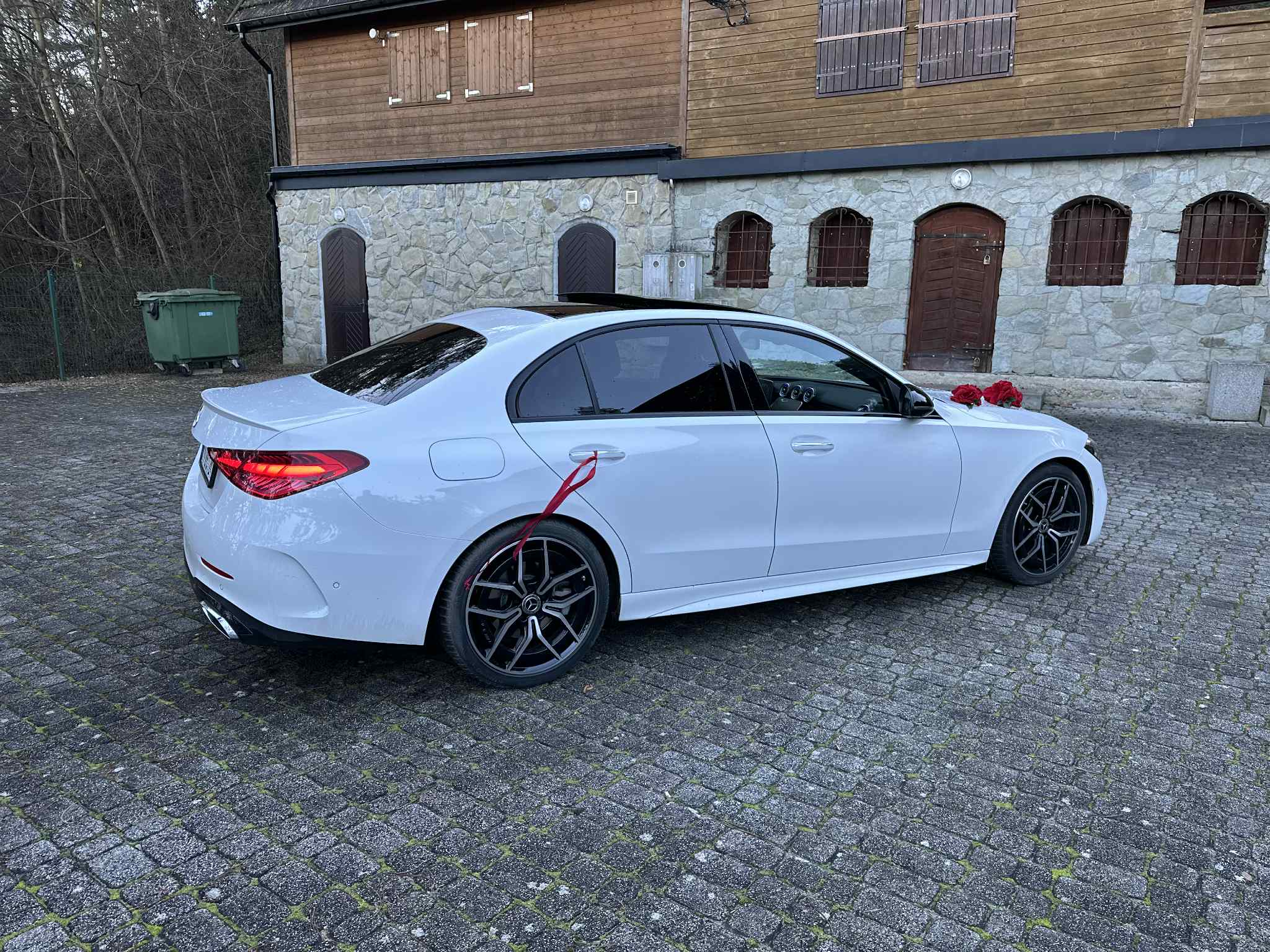 Piękny, biały Mercedes klasy C w206 w pakiecie amg