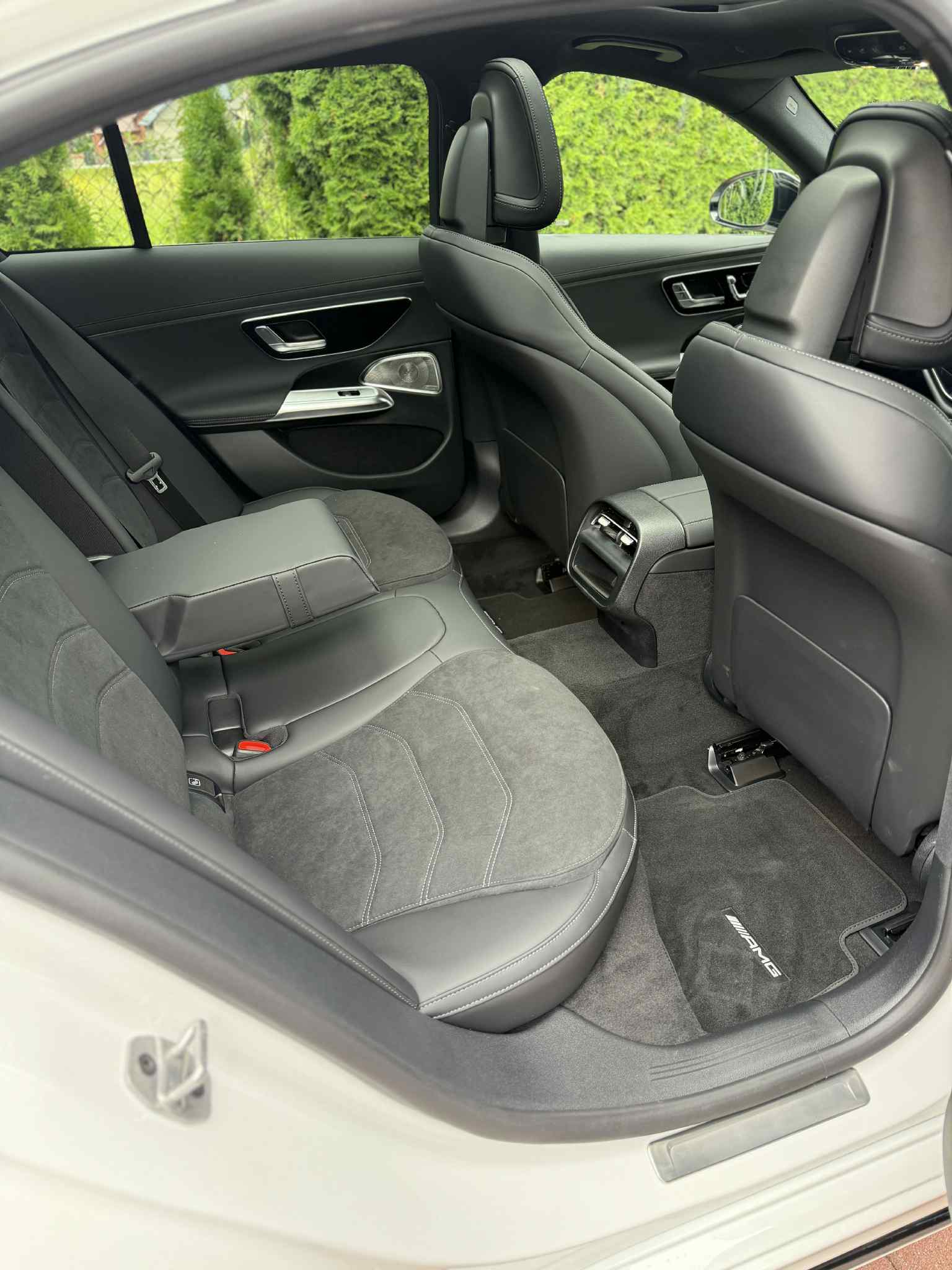 Najnowszy Mercedes klasy E w214 w pakiecie Amg