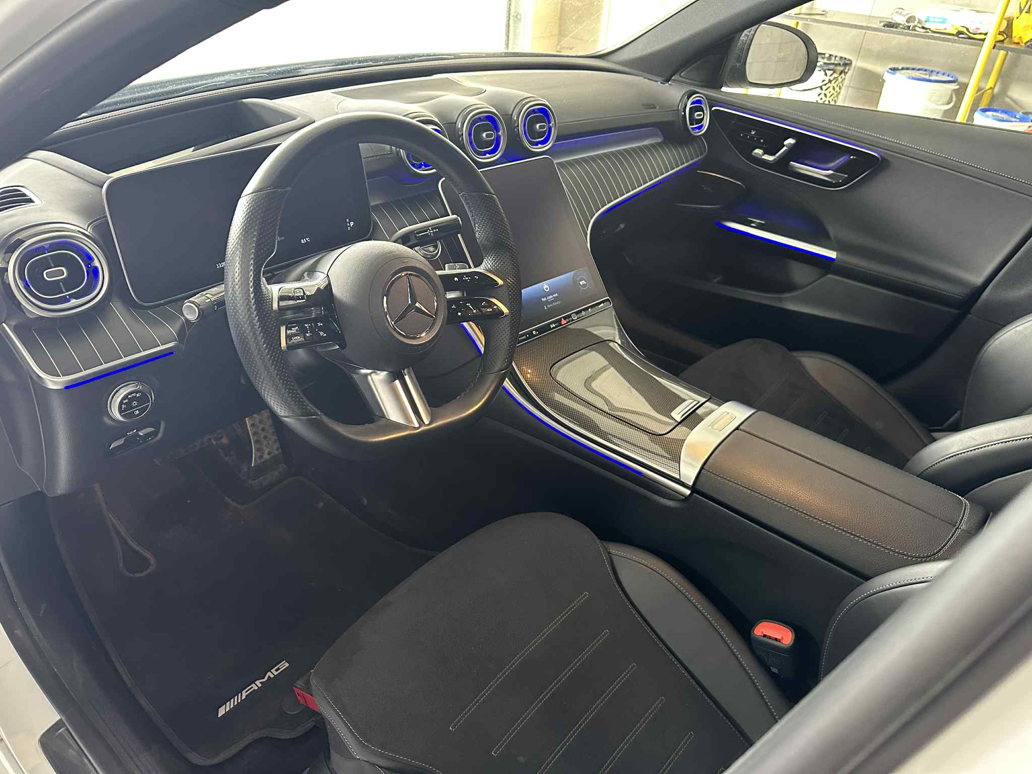 Piękny, biały Mercedes klasy C w206 w pakiecie amg