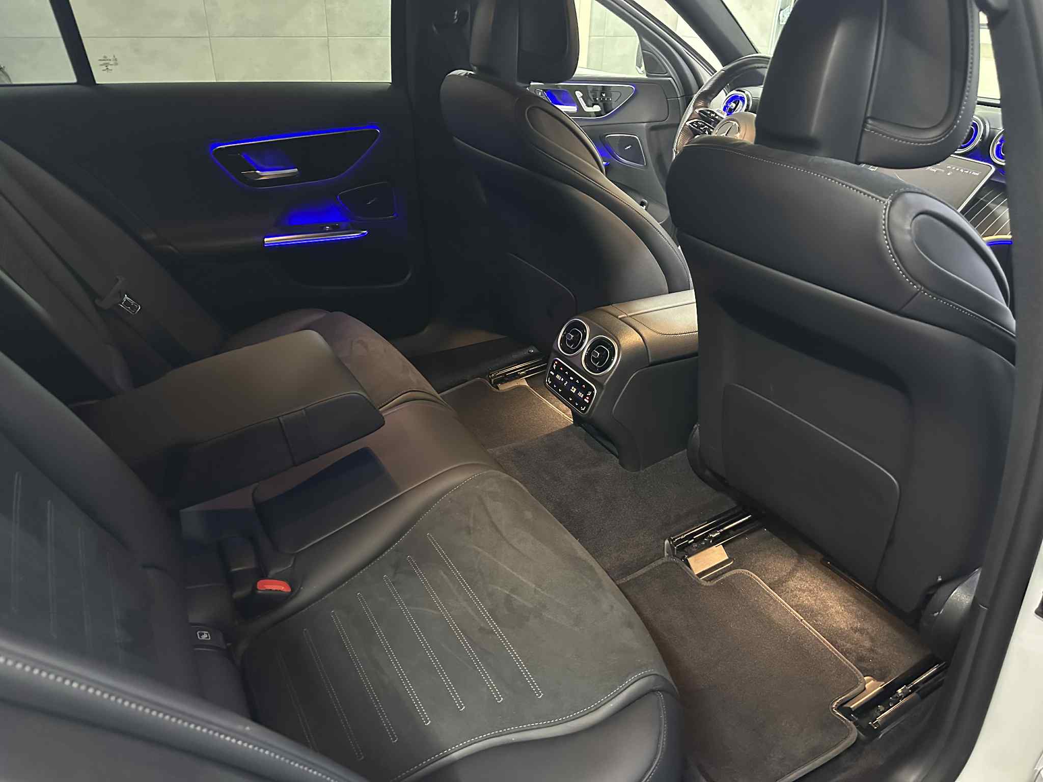 Piękny, biały Mercedes klasy C w206 w pakiecie amg