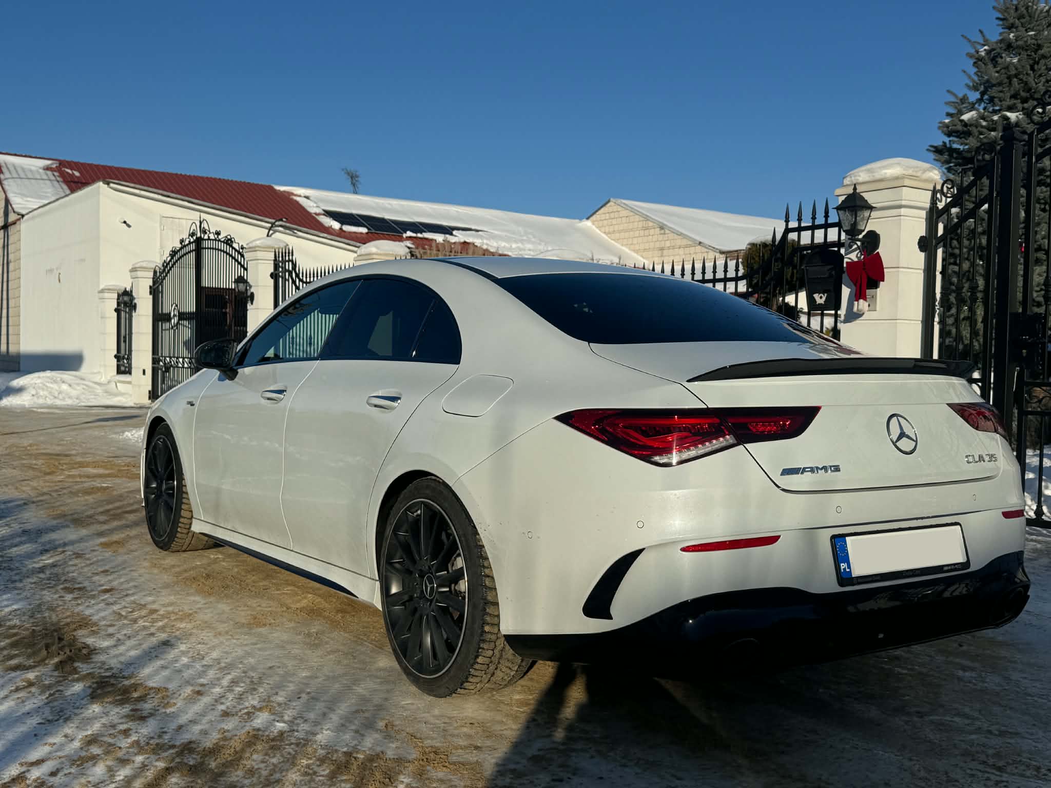 Biały Mercedes CLA35 AMG