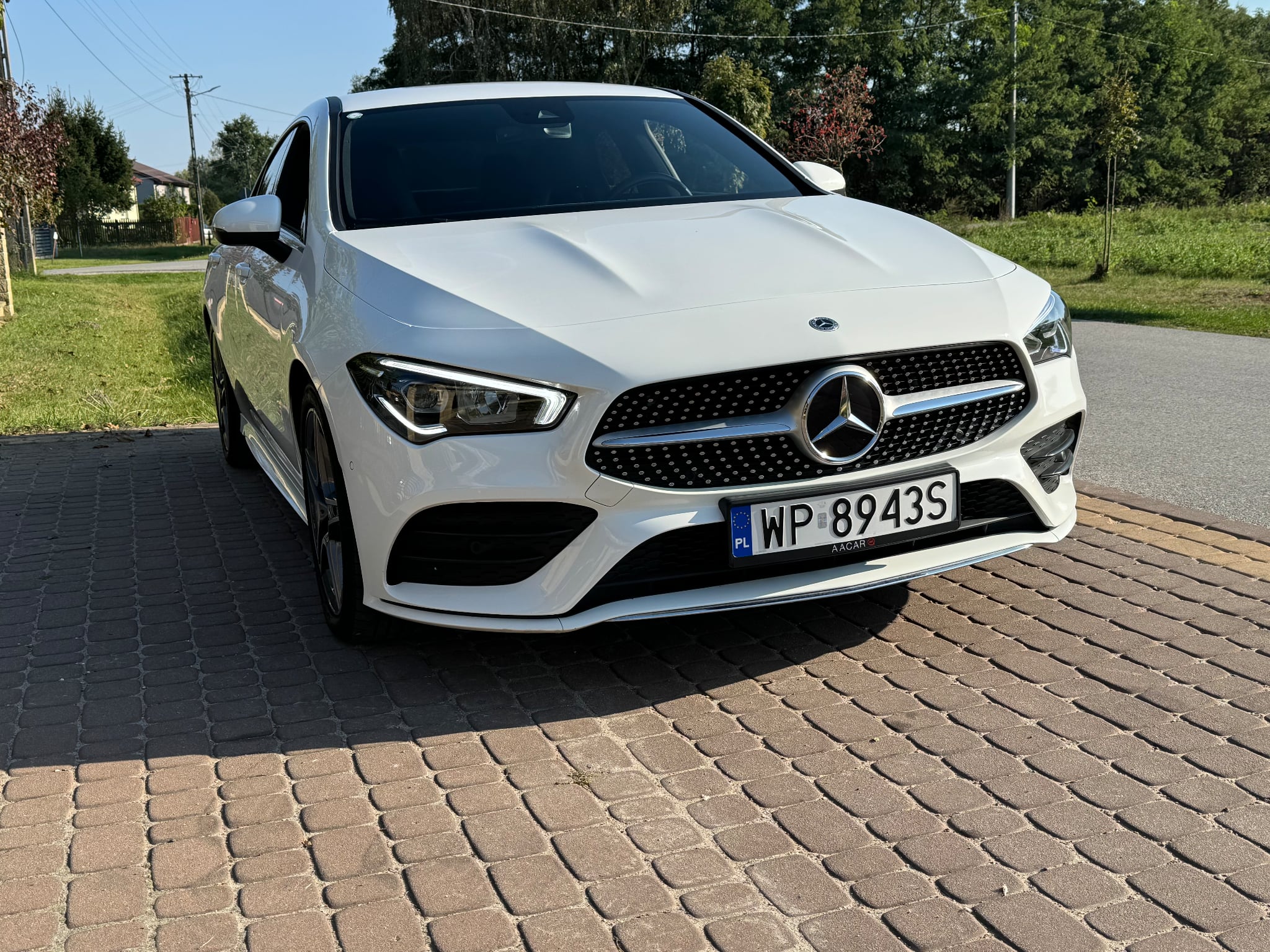 Biały Mercedes CLA w pakiecie AMG