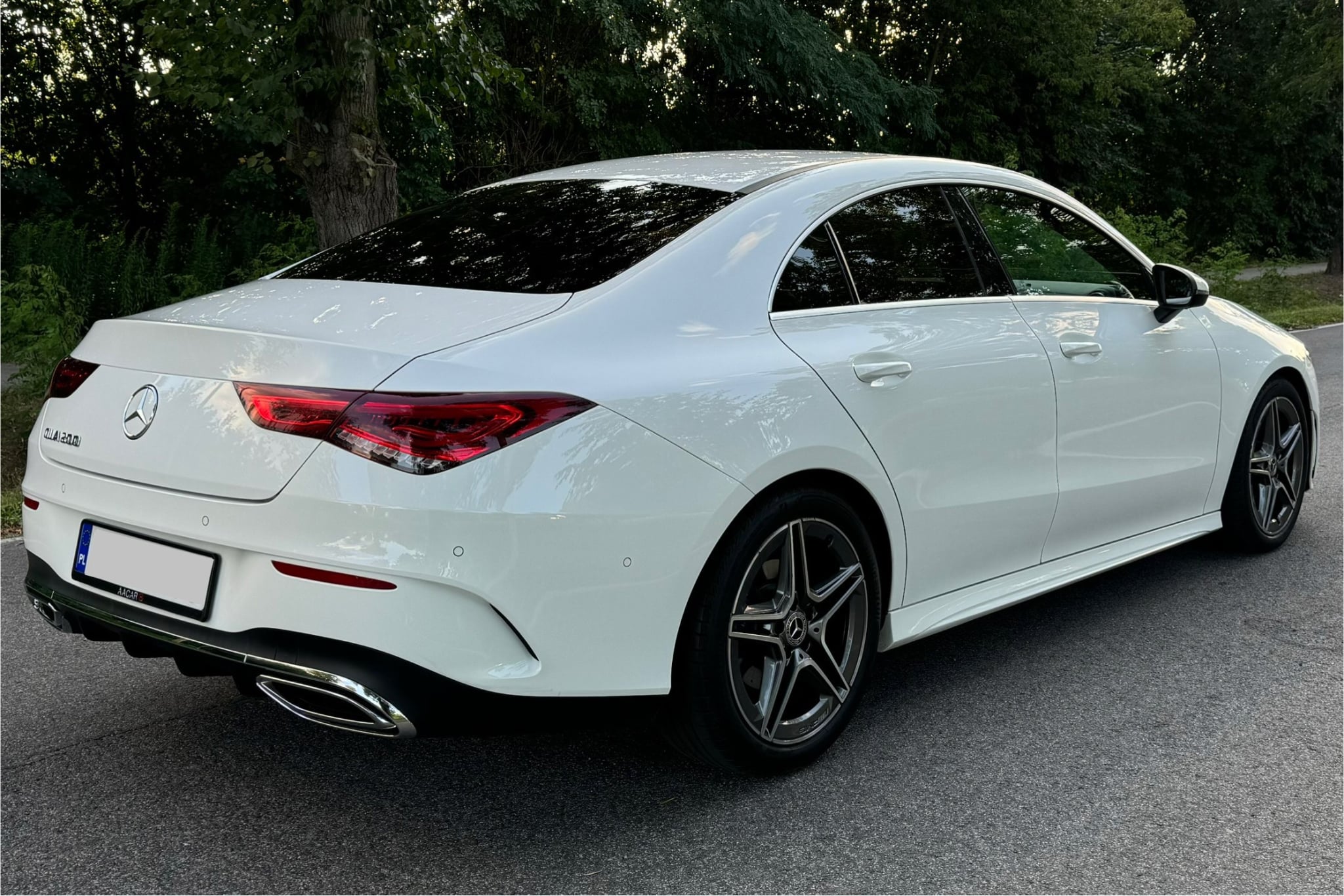 Biały Mercedes CLA w pakiecie AMG