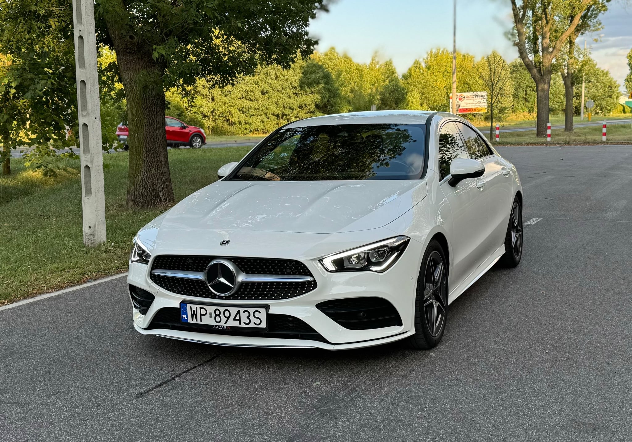 Biały Mercedes CLA w pakiecie AMG