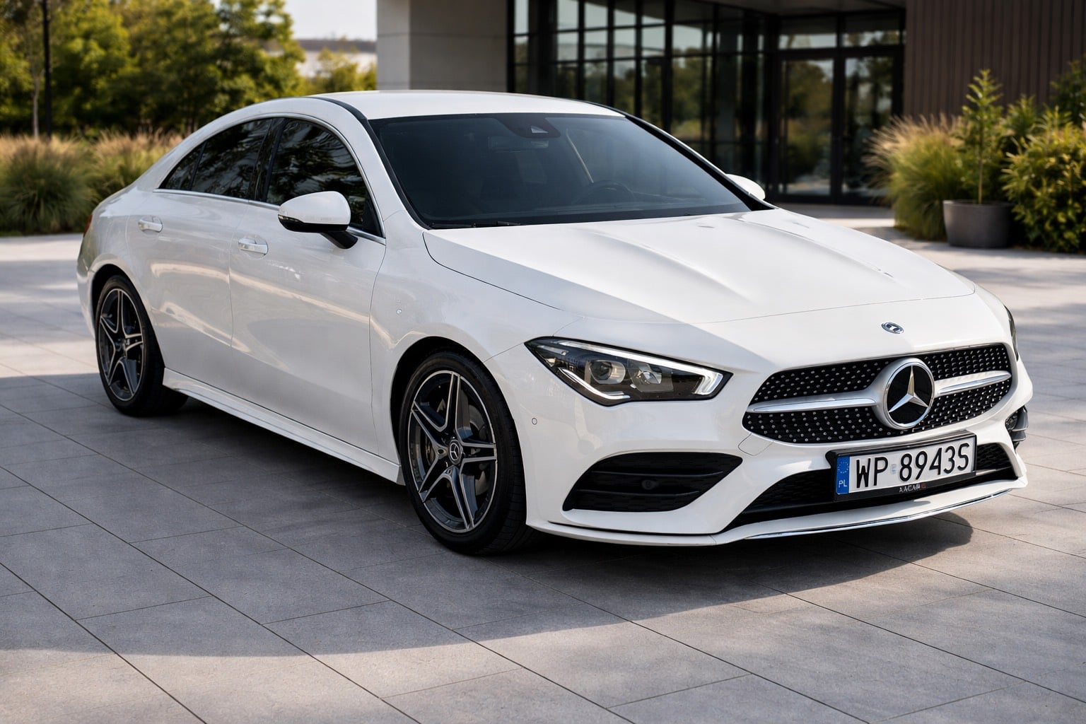 Biały Mercedes CLA w pakiecie AMG