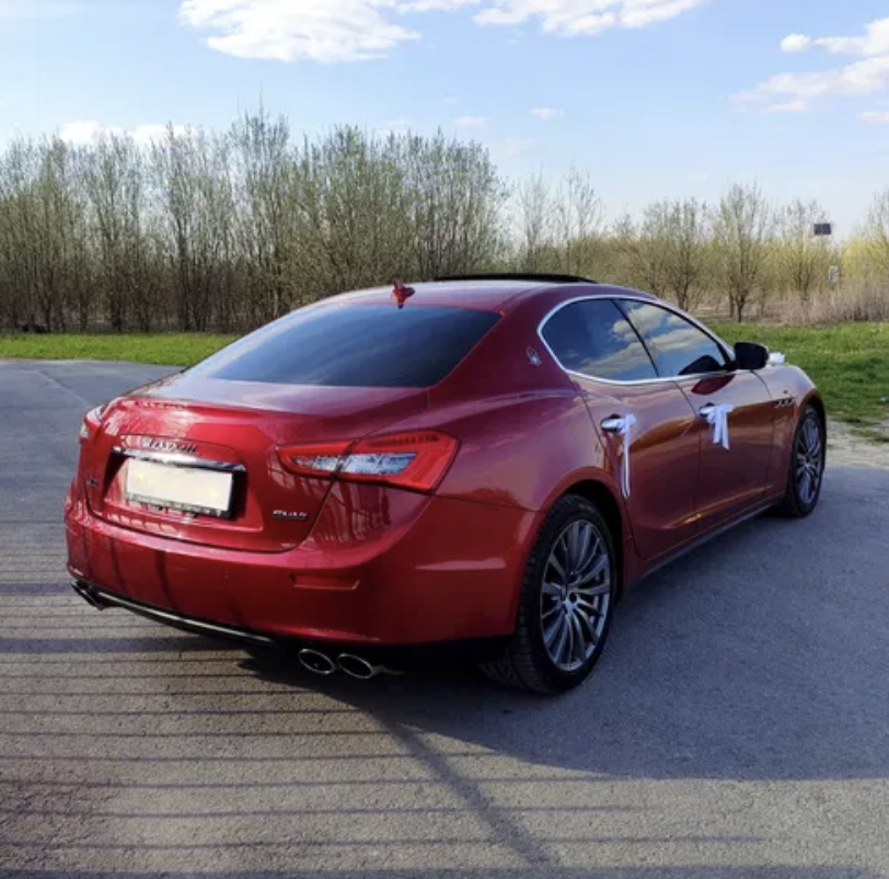 Czerwone Maserati Ghibli