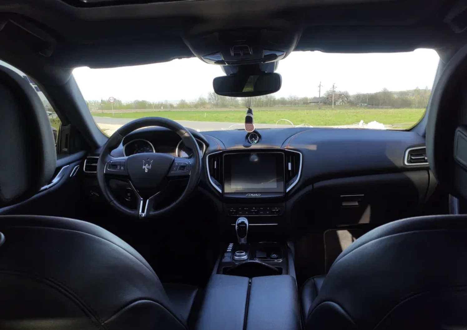 Czerwone Maserati Ghibli