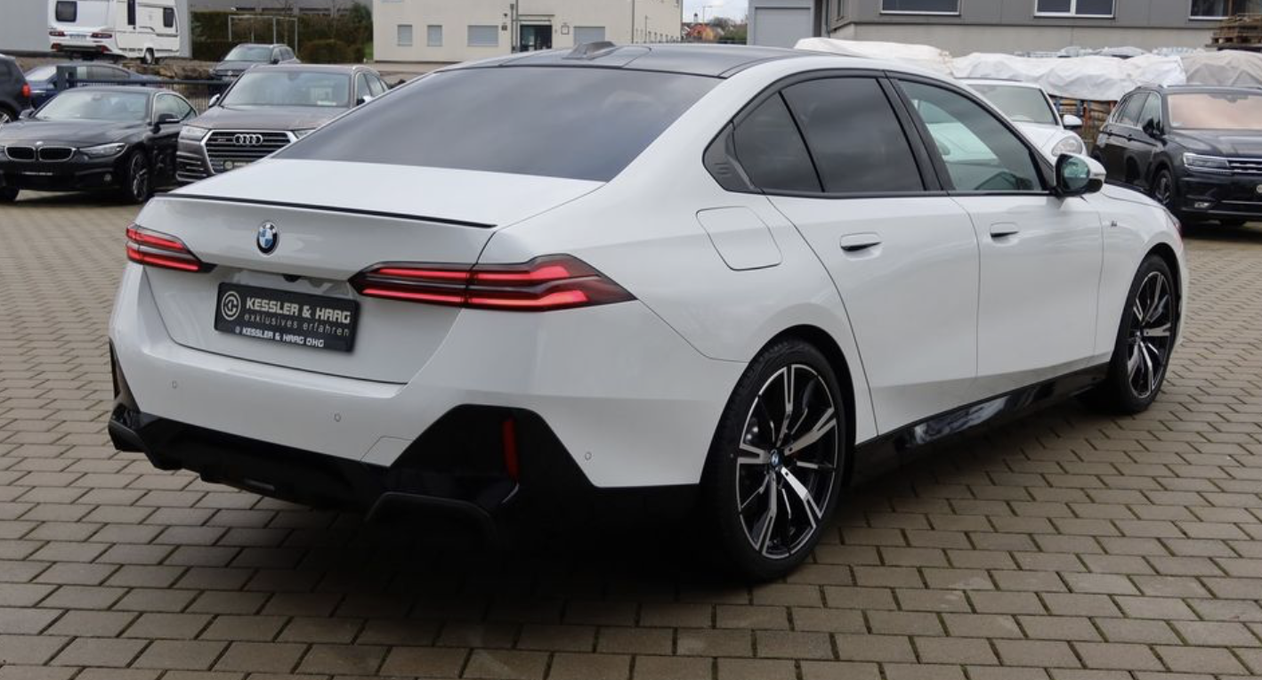 Najnowsze białe Bmw serii 5 G60 M-Pakiet !