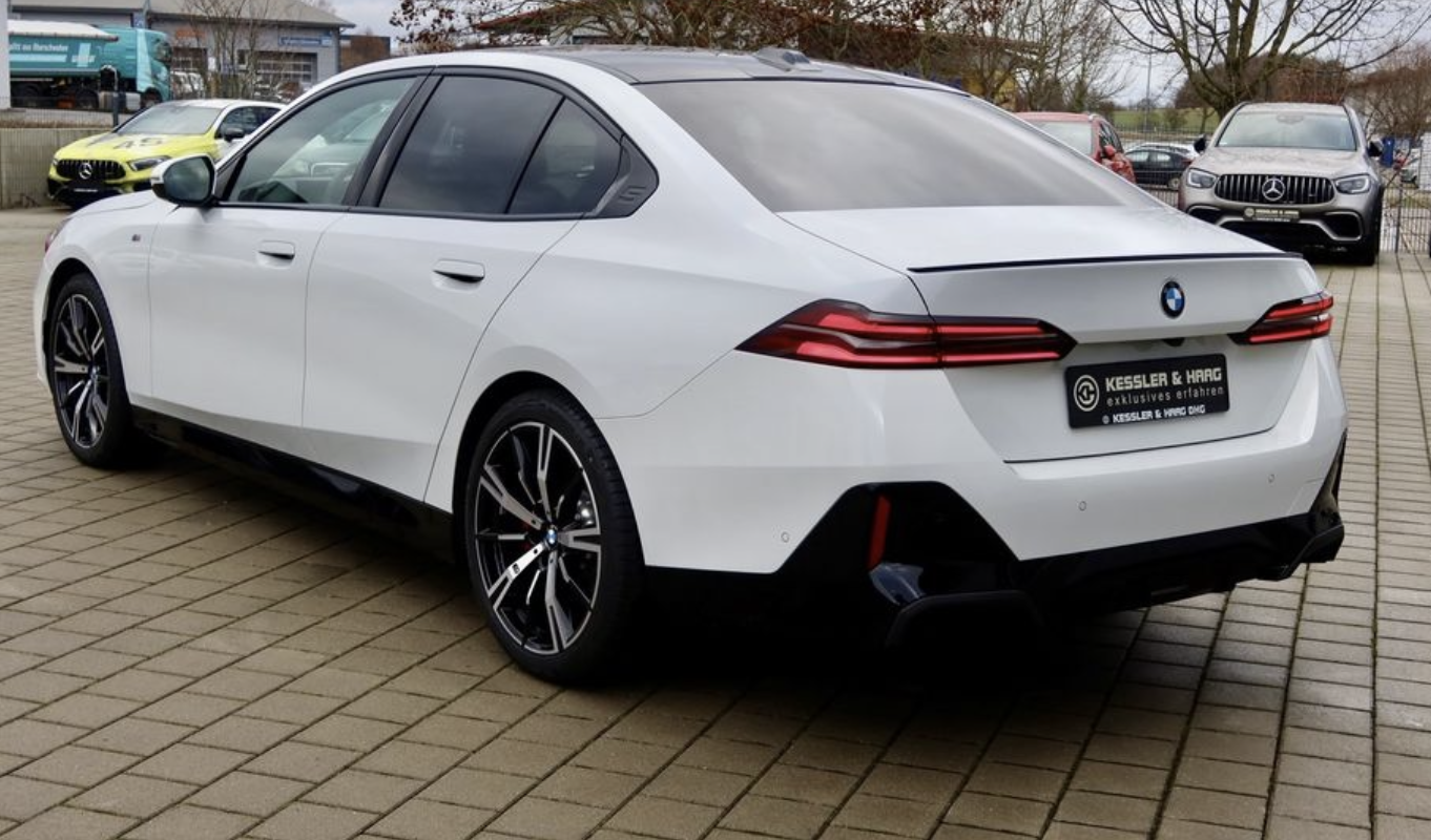 Najnowsze białe Bmw serii 5 G60 M-Pakiet !
