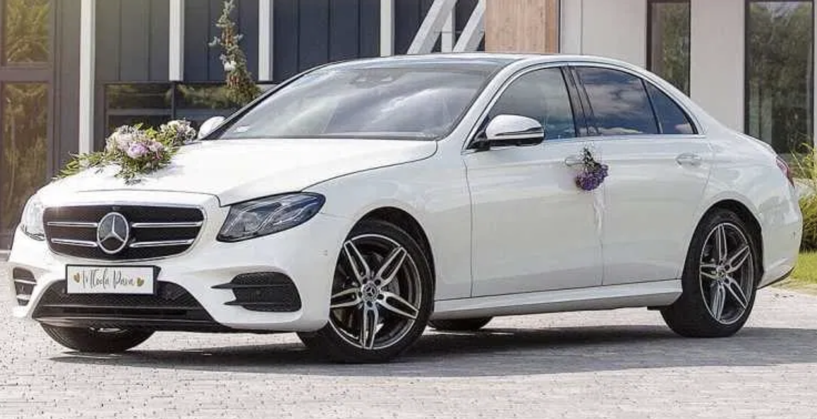 Biały Mercedes klasy E w213 w pakiecie AMG