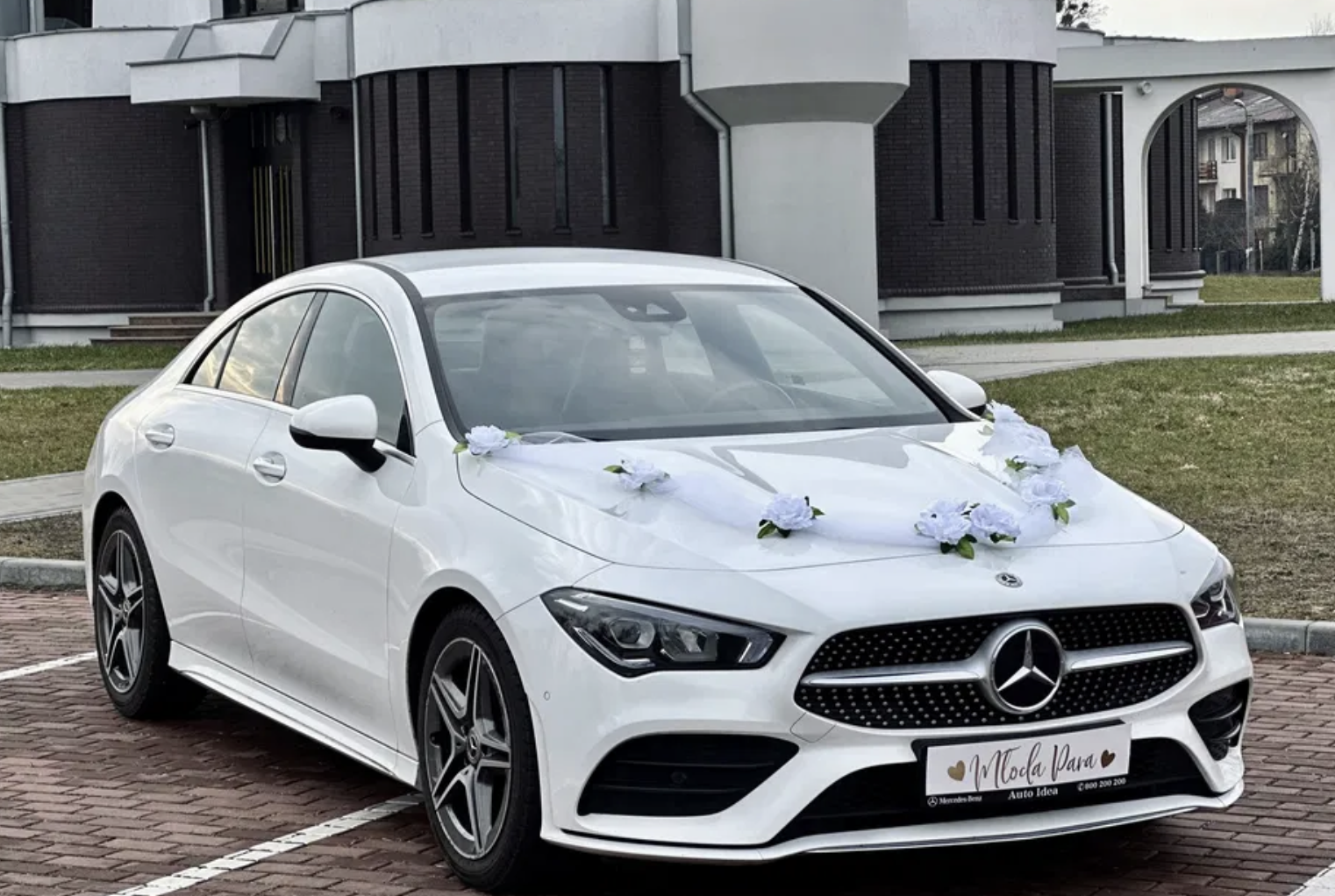 Najnowszy biały Mercedes CLA w pakiecie AMG