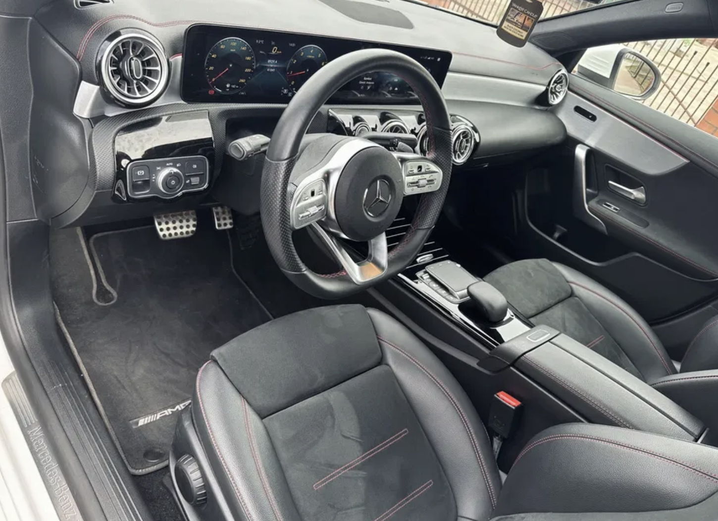 Najnowszy biały Mercedes CLA w pakiecie AMG